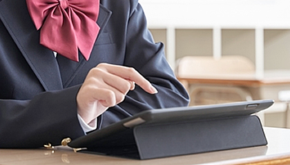 タブレットで学習する生徒